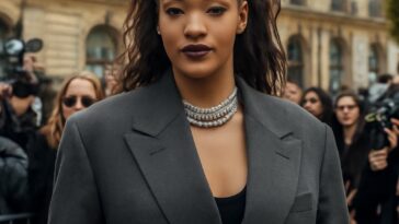 A diva incorpora o estilo genderless com look oversized do desfile masculino Dior Fall 2026 em Paris, Canadá