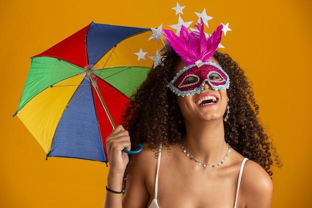 Cantora mineira traz energia vibrante e hits em bloco oficial no domingo de Carnaval em BH