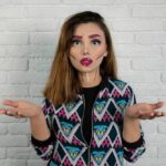 Cantora mostra frustração ao perceber detalhe despercebido nas asas de sua fantasia no pré-Carnaval