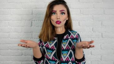 Cantora mostra frustração ao perceber detalhe despercebido nas asas de sua fantasia no pré-Carnaval