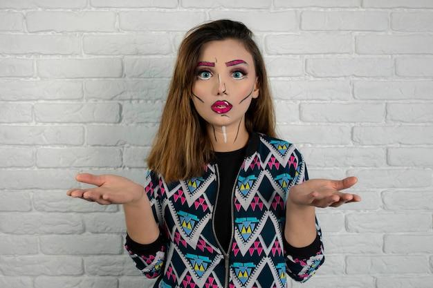 Cantora mostra frustração ao perceber detalhe despercebido nas asas de sua fantasia no pré-Carnaval