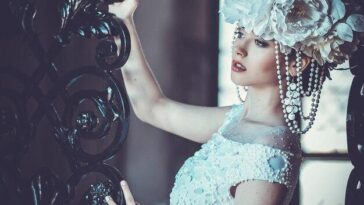 Cantora emociona ao regravar hino da vizinhança para o Super Bowl, lembrando icônico discurso em Boston University