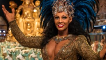 Cantora trans de Embu-Guaçu é destaque do bloco Agrada Gregos no Carnaval paulistano
