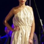 Em seu penúltimo ensaio, Anitta traz figurino inspirado em Libra para encantar o público LGBTQIA+