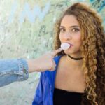 Cantora rebate com ataques ácidos contra Trevor Noah e Chrissy Teigen após roast polêmico