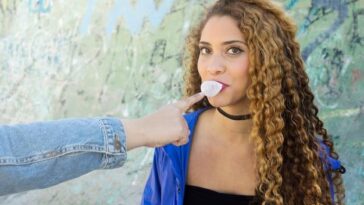 Cantora rebate com ataques ácidos contra Trevor Noah e Chrissy Teigen após roast polêmico