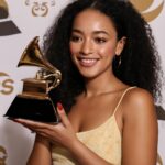 Cantora britânica brilha no Grammy e emociona com performance do sucesso 'Man I Need'