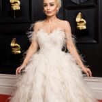 Rainha da reinvenção traz glamour e ousadia em look icônico na maior premiação da música