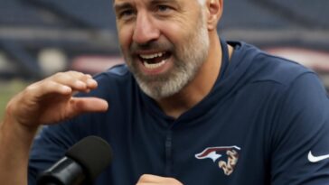 Com humor e simpatia, o treinador fala sobre sua 'confiança' e apoio à comunidade LGBTQIA+ no futebol americano