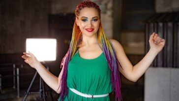 Ícone drag e pioneira queer, RuPaul agita Brighton Pride com DJ set inesquecível