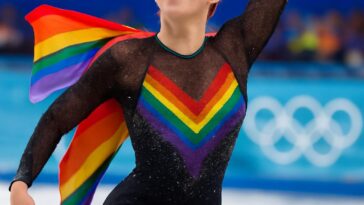 Atleta pansexual e bicampeã nacional representa a comunidade LGBTQIA+ com performance e voz fortes em Milão, Itália