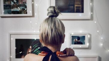 Ícone pop de 67 anos reacende discussões sobre idade, estilo e liberdade de expressão