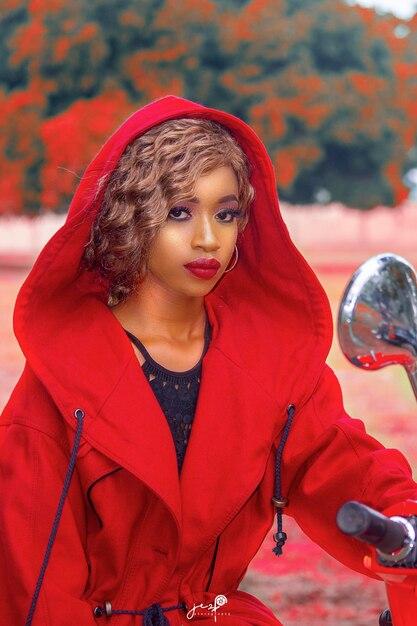 Cantora celebra a temporada pré-Carnaval com visuais cósmicos e signos em São Paulo