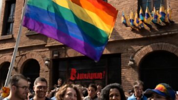 Comunidade resiste à remoção da bandeira no marco histórico do movimento gay nos EUA