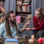 Atriz trans brilha em romance queer que celebra autenticidade e amor além dos rótulos