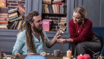 Atriz trans brilha em romance queer que celebra autenticidade e amor além dos rótulos