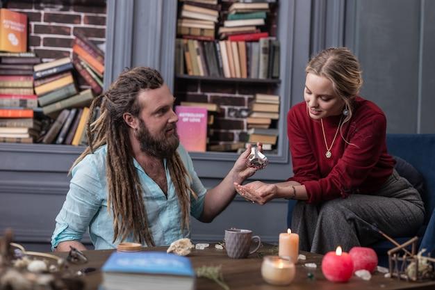 Atriz trans brilha em romance queer que celebra autenticidade e amor além dos rótulos