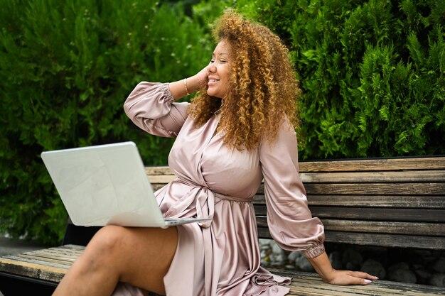 A diva retorna com um bob volumoso que equilibra força e feminilidade, conquistando fãs LGBTQIA+ com estilo e atitude