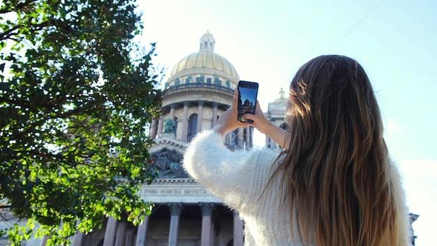 Fãs LGBTQIA+ aguardam ansiosos a próxima turnê e novidades da icônica artista em um ano cheio de possibilidades