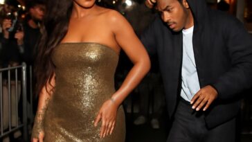 Cantora apoia o namorado com estilo e atitude durante show de moda em Nova York