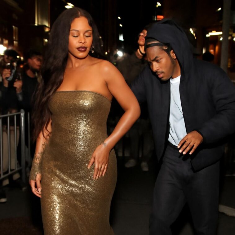 Cantora apoia o namorado com estilo e atitude durante show de moda em Nova York