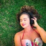 Popstar relaxa após megadeal milionário que marca novo capítulo em sua carreira