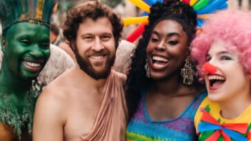 Foliões brilham com figurinos únicos e cheios de humor nos blocos do Rio de Janeiro