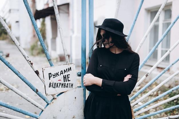 Estrela pop mostra sua força e estilo mesmo após incidente no desfile do parceiro em Nova York