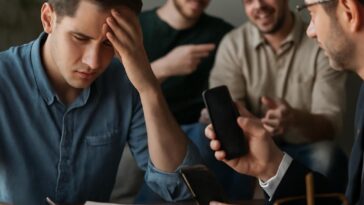 Entenda como a legislação protege contra ataques homofóbicos em grupos virtuais e a responsabilidade civil envolvida