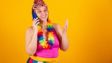 Grupo sul-coreano emociona fãs brasileiros ao participar do bloco de Pabllo no Carnaval paulistano