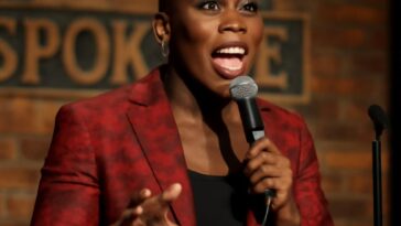 Drag queen e ícone queer traz seu show ‘High Heels, Bad Knees’ repleto de piadas sobre envelhecimento e sexualidade