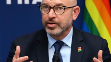 Bryan Swanson reforça apoio interno na FIFA e pede engajamento em vez de isolamento para avançar direitos LGBTQ+