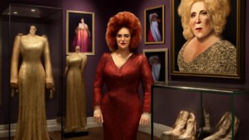 A estrela de Stockton emociona ao ver seus icônicos figurinos em museu local, inspirando a comunidade LGBTQIA+