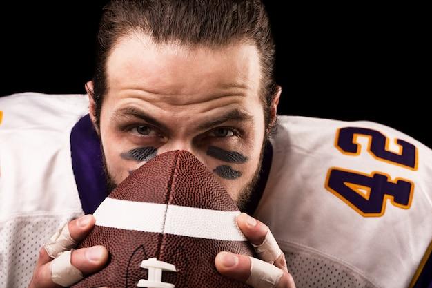 Lutador da UFC critica show do Super Bowl e usa insulto homofóbico contra artista porto-riquenho