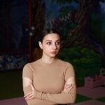 Atriz celebra estreia de ‘The Bluff’ em Los Angeles com visual poderoso e cheio de significado