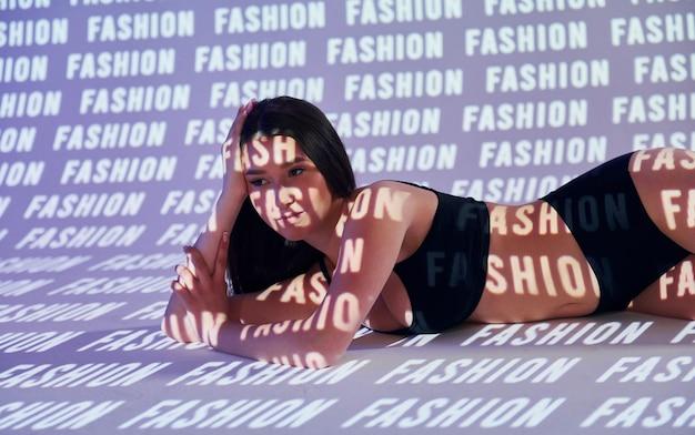 A cantora e empresária Rihanna celebra sua trajetória revolucionária na moda e no empreendedorismo, inspirando a comunidade LGBTQIA+