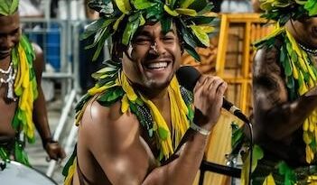 Astro porto-riquenho compartilha momentos especiais no Carnaval do Rio, exaltando a energia e a cultura brasileira