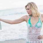 Ícone pop exibe corpo com naturalidade em clique ousado que reforça sua autenticidade