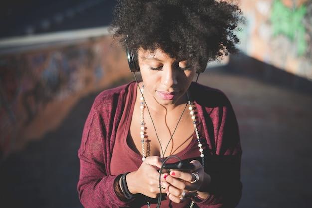A diva reinventa gêneros e celebra a cultura queer negra em sua trajetória musical icônica