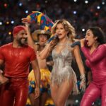 Bad Bunny protagoniza performance histórica que redefine o conceito de 'América' no maior palco do futebol americano