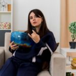 Cantora se irrita com uso de celulares durante desfile das campeãs e provoca debate sobre privacidade e exposição