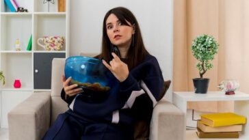 Cantora se irrita com uso de celulares durante desfile das campeãs e provoca debate sobre privacidade e exposição