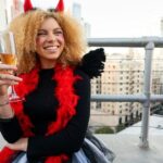 Cantora distribui mais de 10 mil garrafas de água em uma hora e reforça consumo responsável na folia