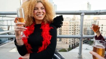 Cantora distribui mais de 10 mil garrafas de água em uma hora e reforça consumo responsável na folia