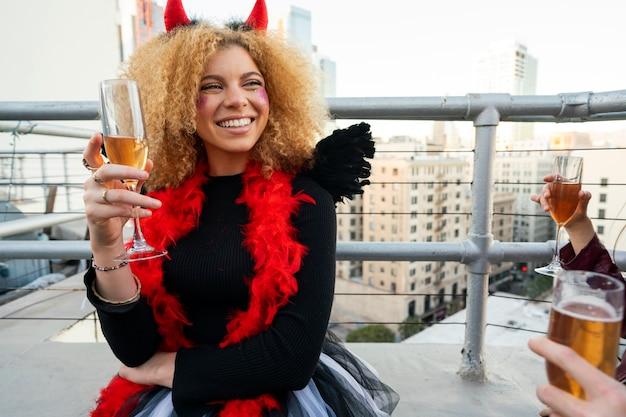 Cantora distribui mais de 10 mil garrafas de água em uma hora e reforça consumo responsável na folia