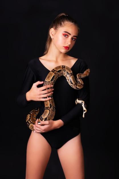 Ícone pop posa com body preto e arnês de couro, celebrando sua história e sua família