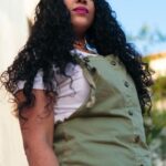 A atriz brilha em Nova York com cabelo vermelho cereja e estilo 2010s que inspira liberdade e autenticidade