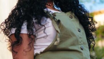 A atriz brilha em Nova York com cabelo vermelho cereja e estilo 2010s que inspira liberdade e autenticidade