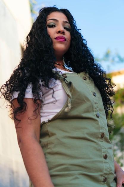 A atriz brilha em Nova York com cabelo vermelho cereja e estilo 2010s que inspira liberdade e autenticidade