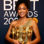 Cantora britânica conquista destaque no BRIT Awards após ganhar Grammy e emociona com performance